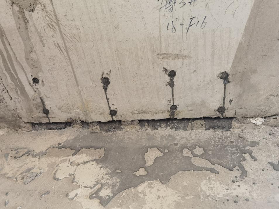 灌漿后出漿孔及底部接縫的漿料滲漏痕跡.jpg 灌漿后出漿孔及底部接縫的漿料滲漏痕跡.jpg